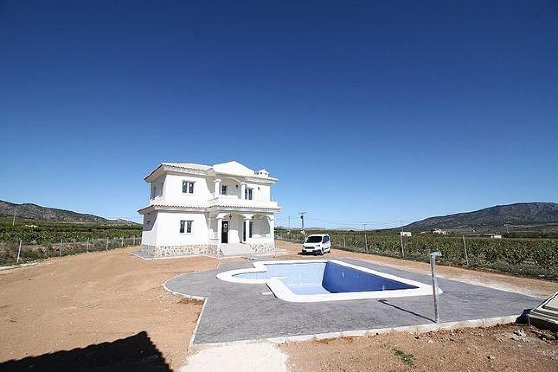 Luxury New Villas with Pool inc. land, licences & legalities in Alicante, Pinoso in Medvilla Spanje