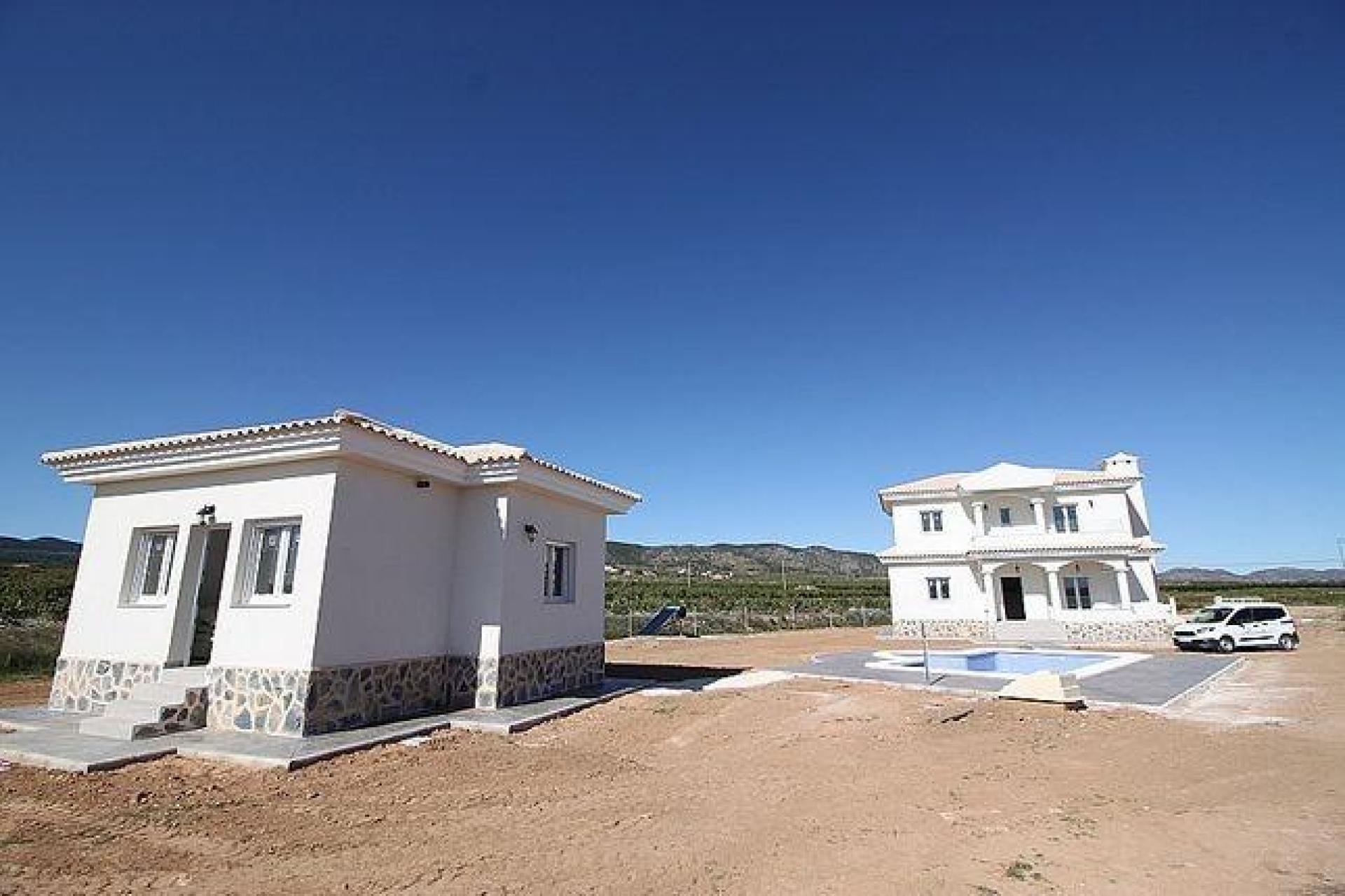 Luxury New Villas with Pool inc. land, licences & legalities in Alicante, Pinoso in Medvilla Spanje