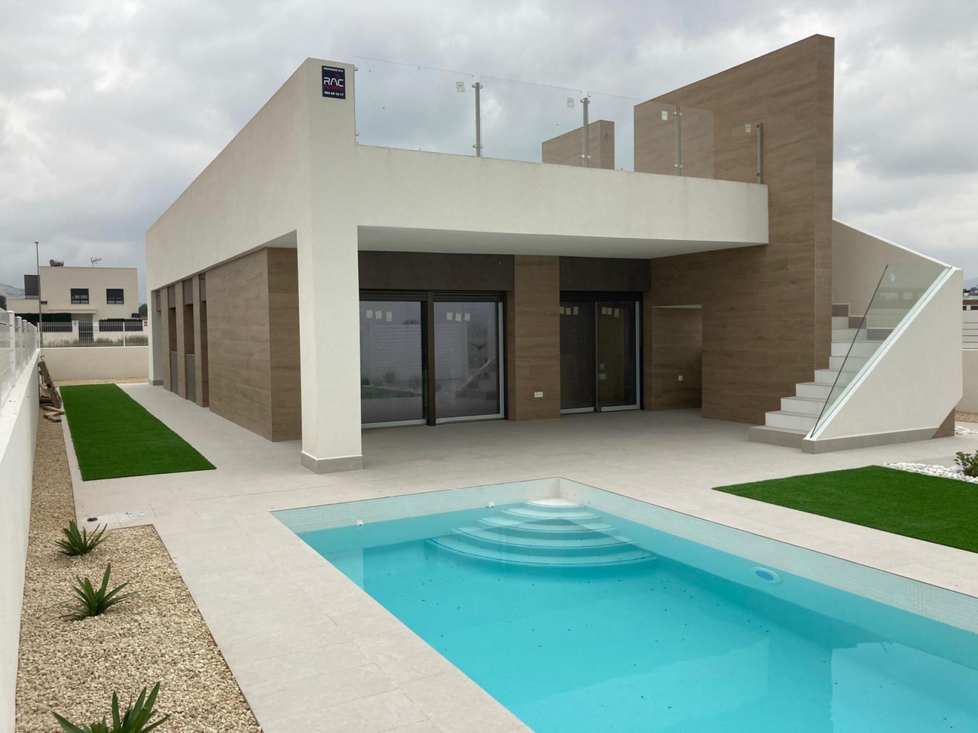 Modern villa within walking distance of historic city Aspe in Medvilla Spanje