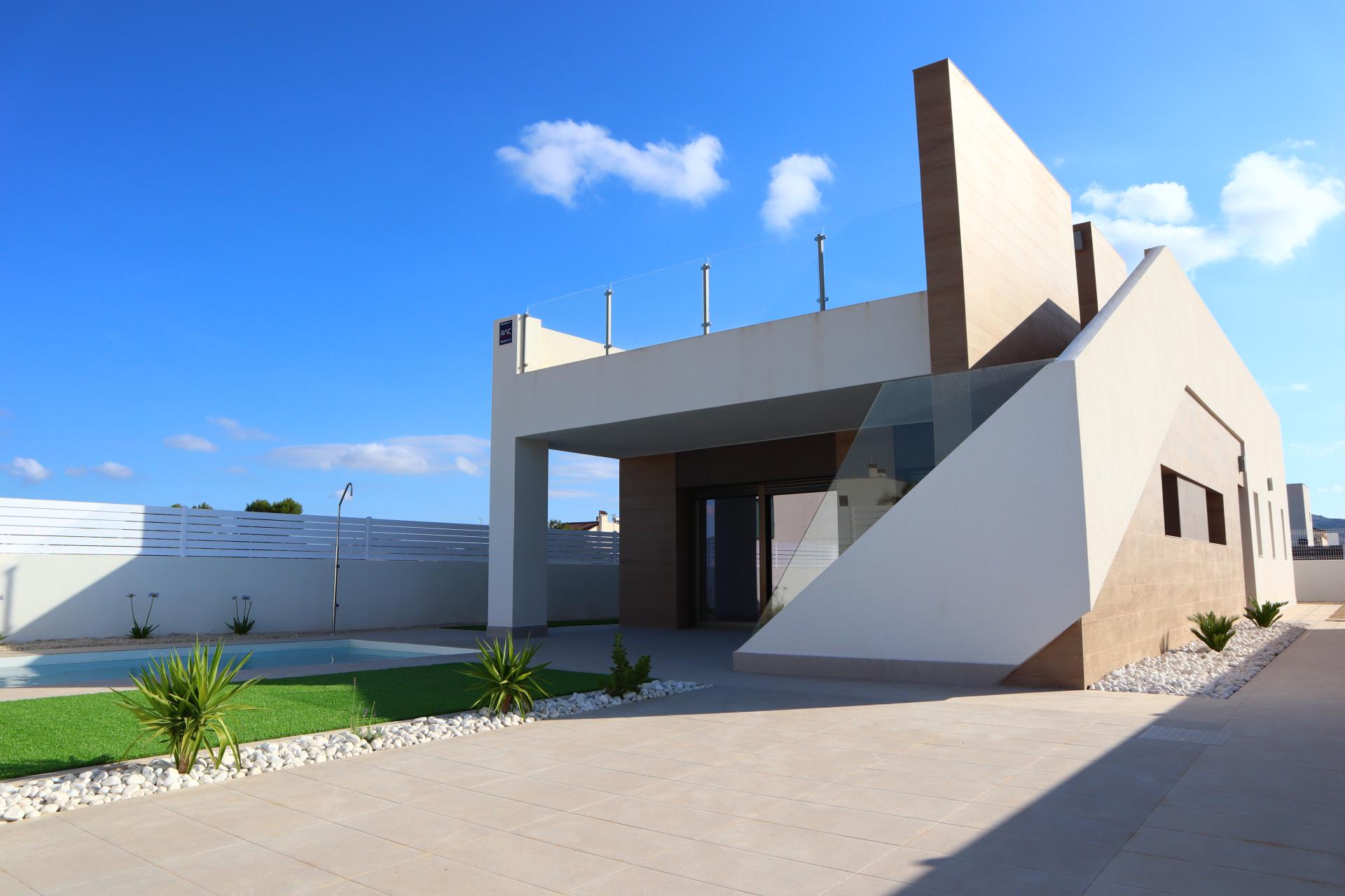 Modern villa within walking distance of historic city Aspe in Medvilla Spanje