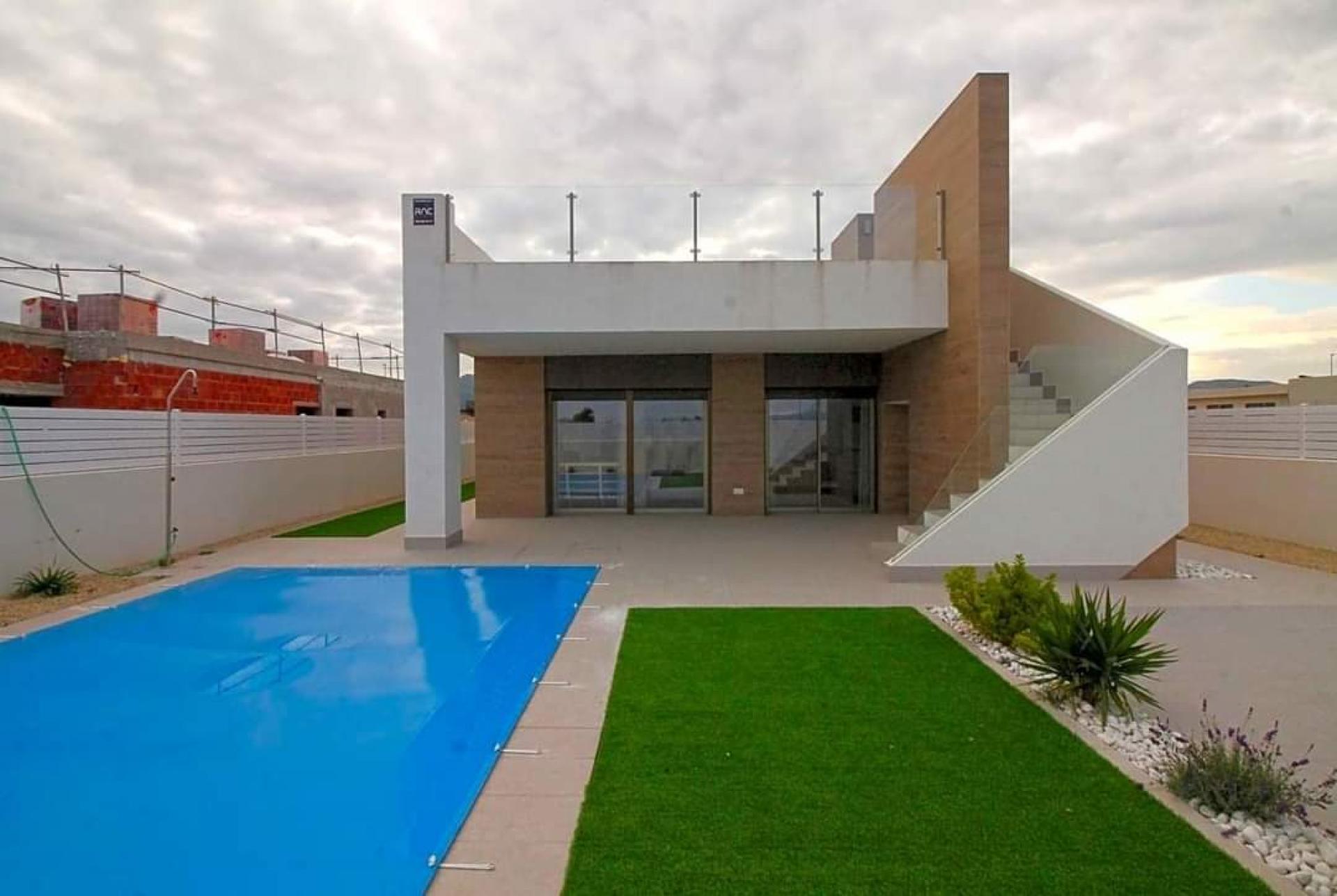 Modern villa within walking distance of historic city Aspe in Medvilla Spanje