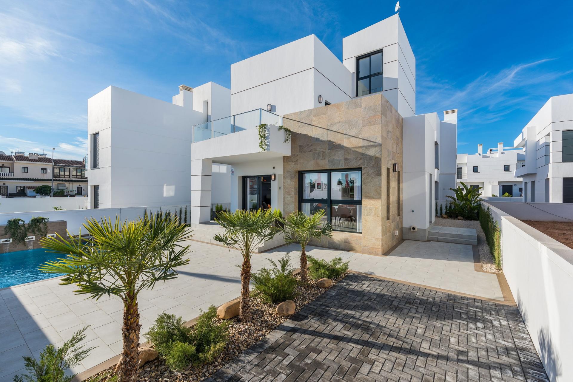 Modern villa for sale in Los Alcazares, Costa Calida in Medvilla Spanje