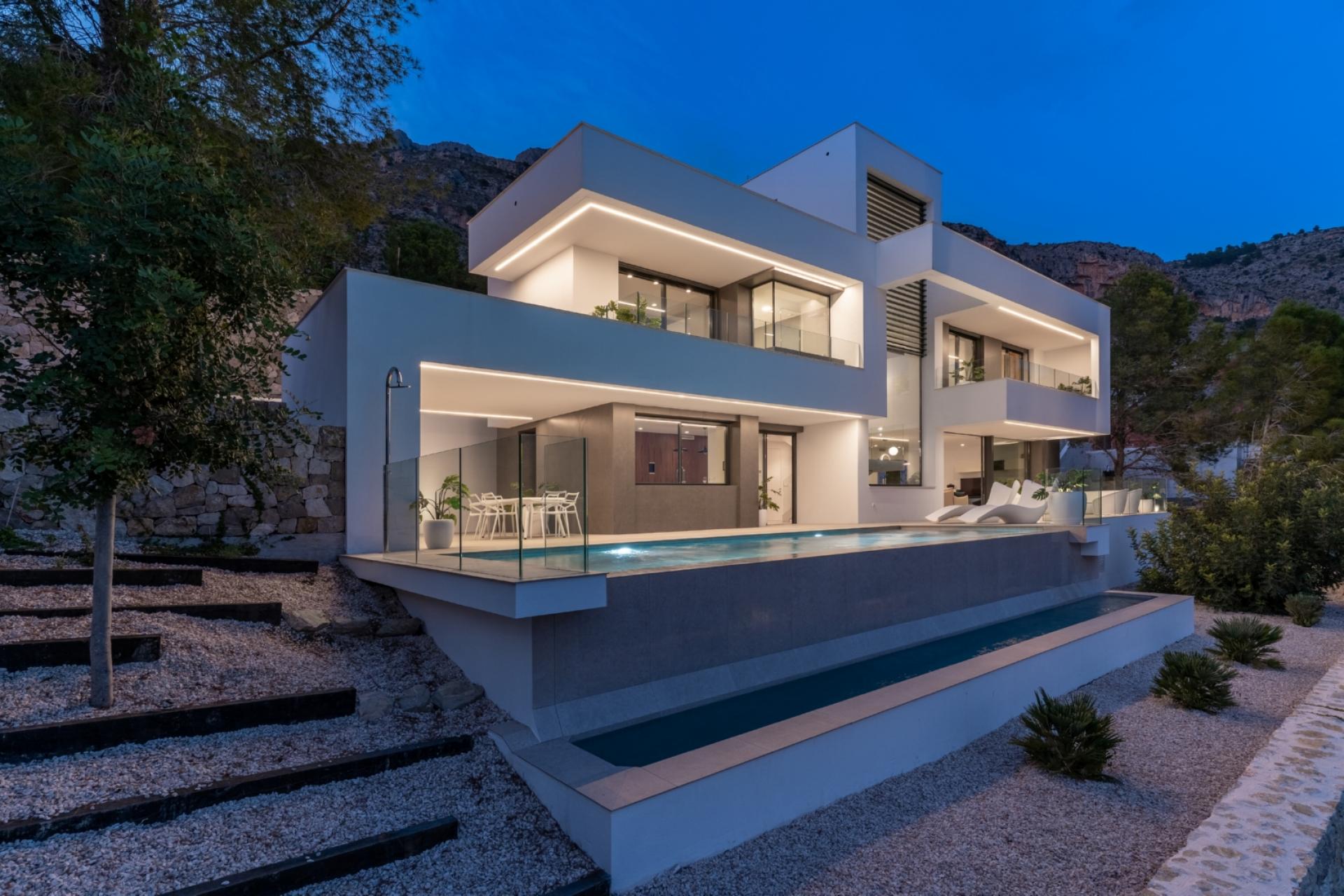 Top villa in Exclusive Area of the Mondaine Seaside Resort of Altea in Medvilla Spanje