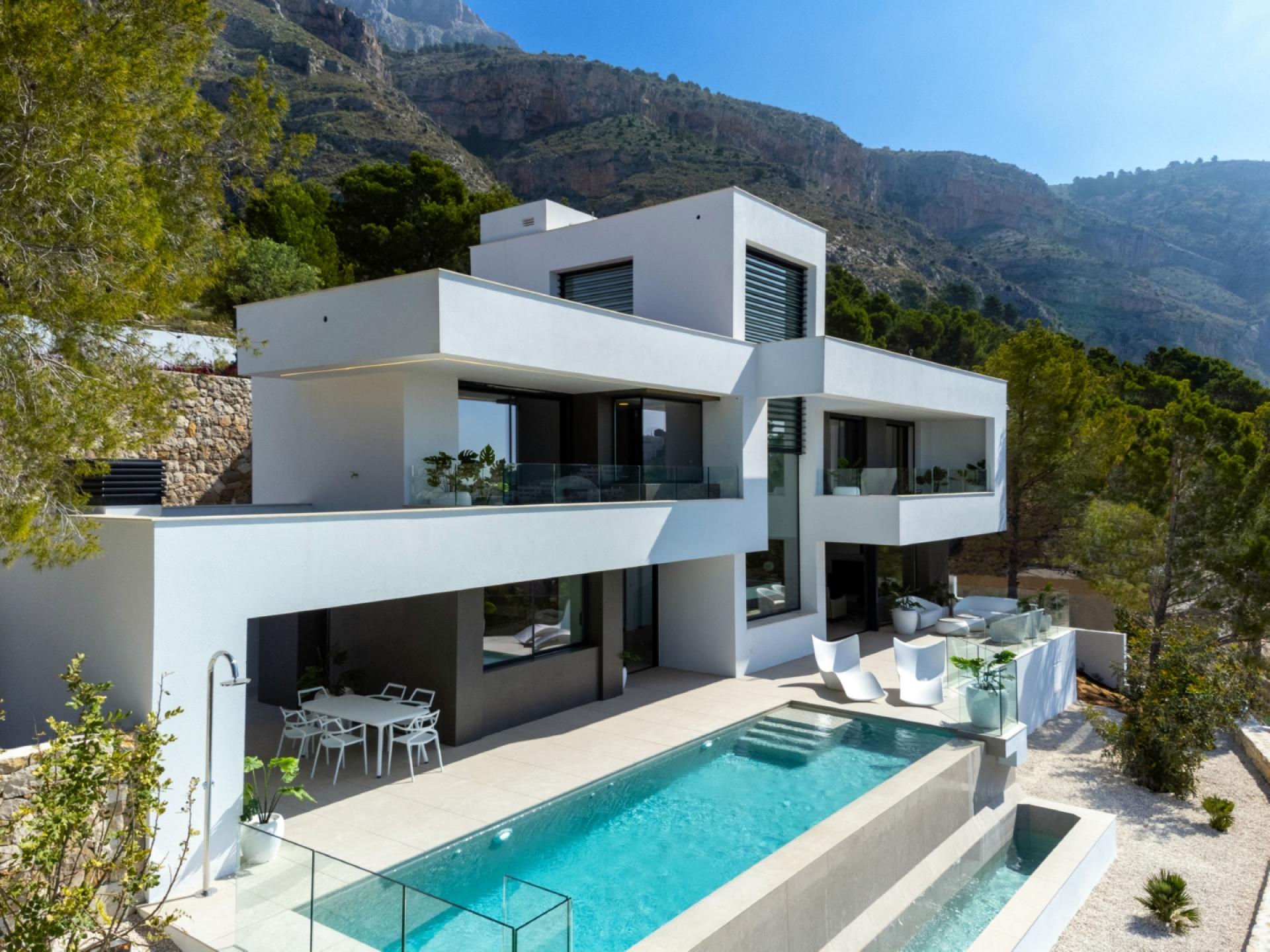 Top villa in Exclusive Area of the Mondaine Seaside Resort of Altea in Medvilla Spanje