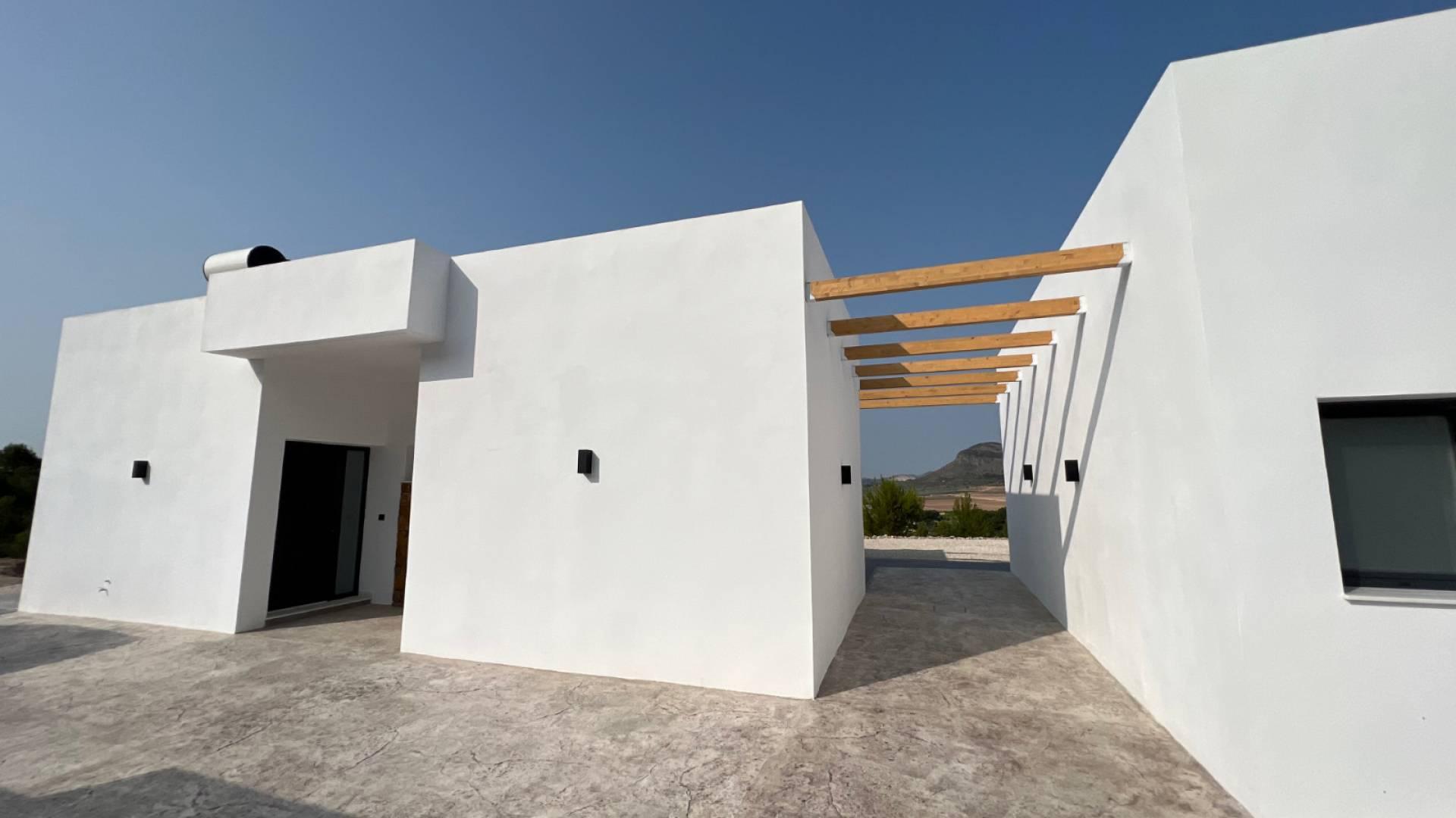 Detached villa with pool under construction in La Romana in Medvilla Spanje