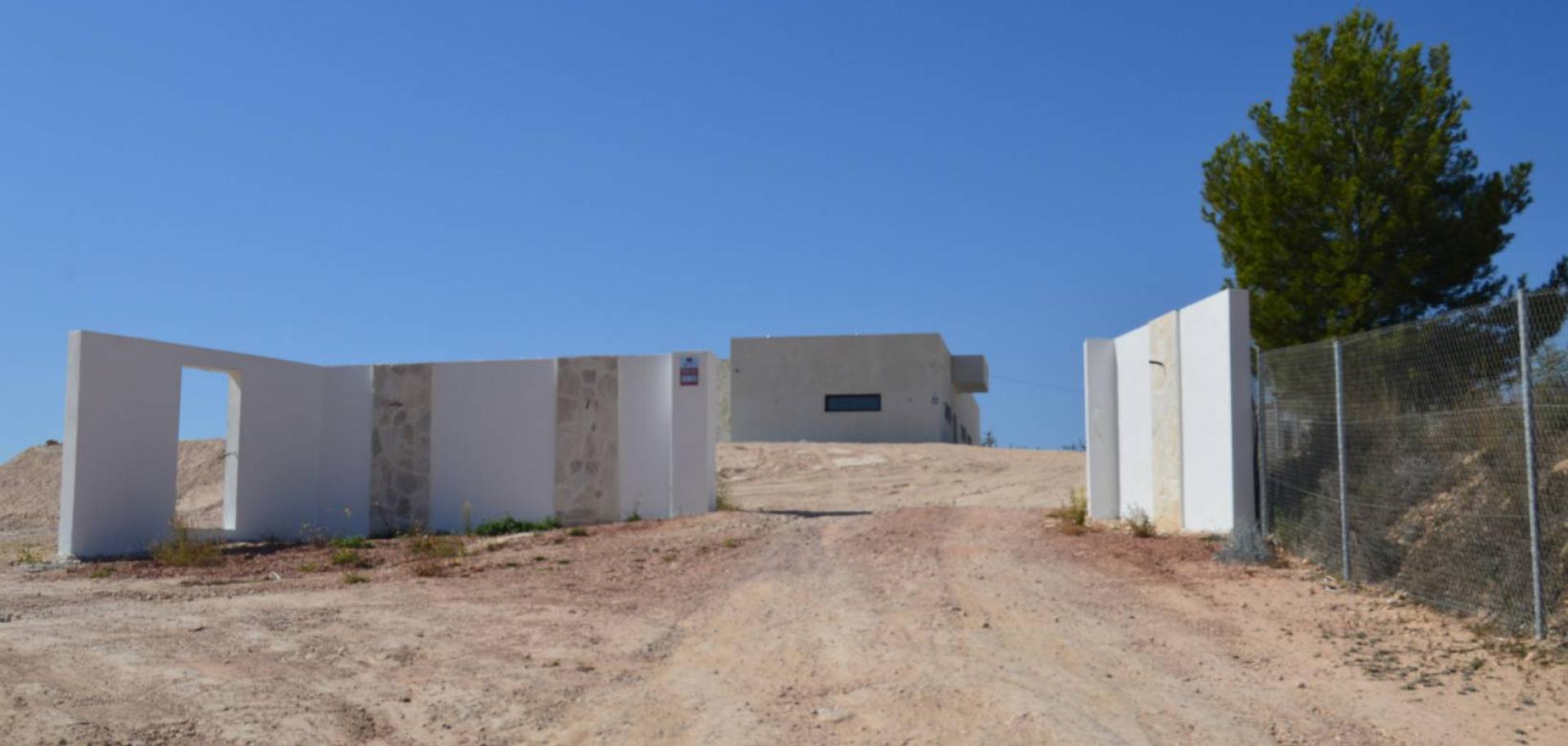 Detached villa with pool under construction in La Romana in Medvilla Spanje