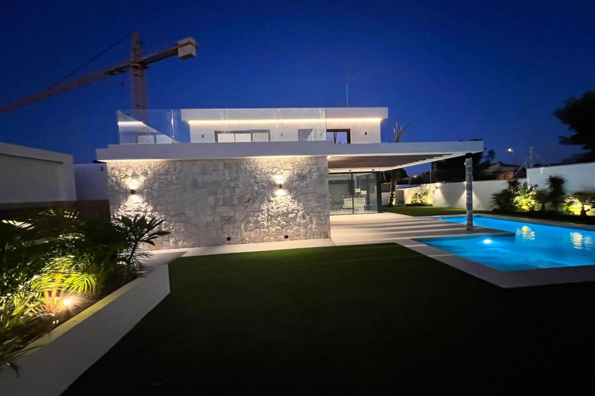 Detached new-build homes in Lomas de Cabo Roig in Medvilla Spanje