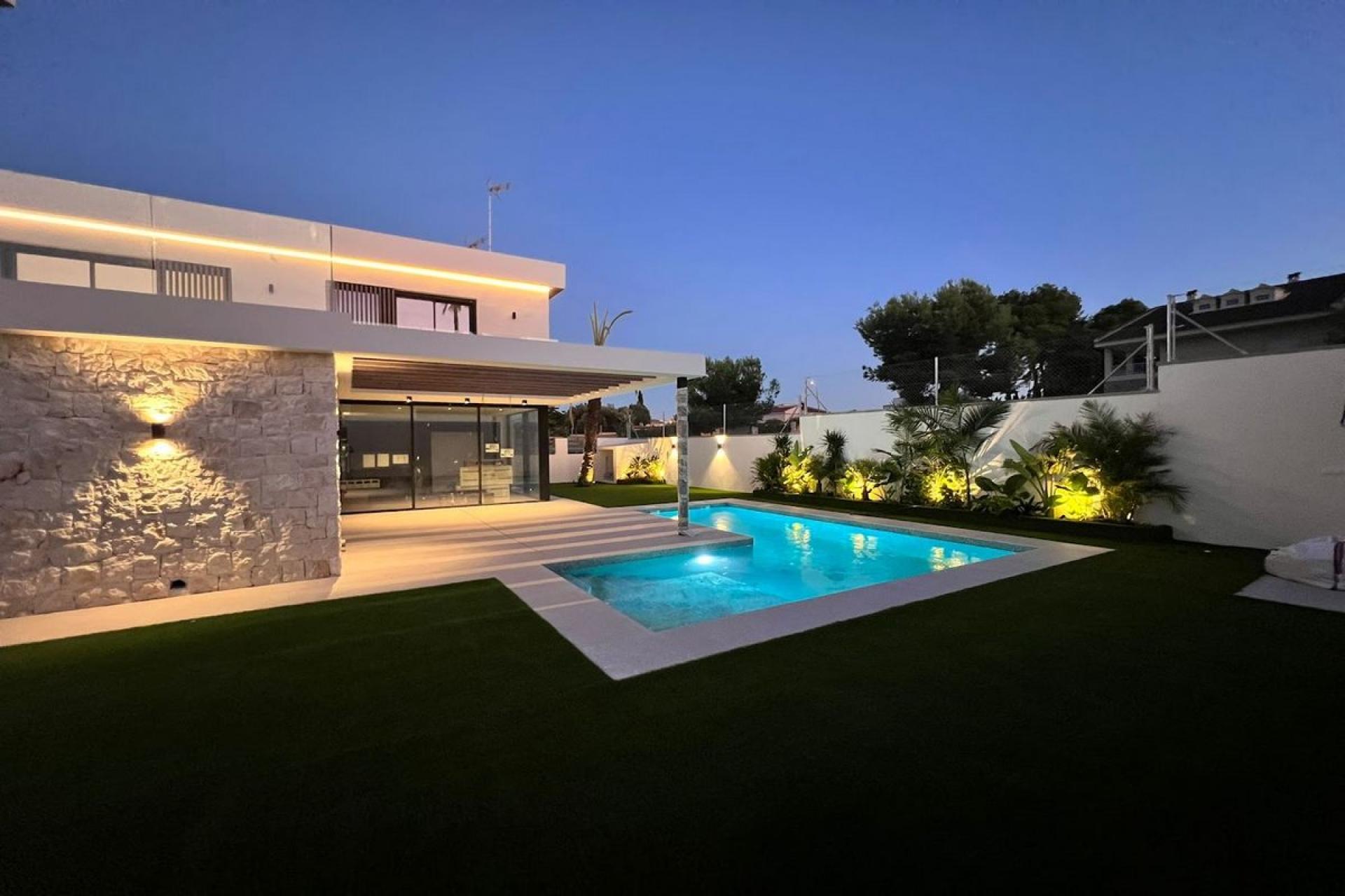 Detached new-build homes in Lomas de Cabo Roig in Medvilla Spanje