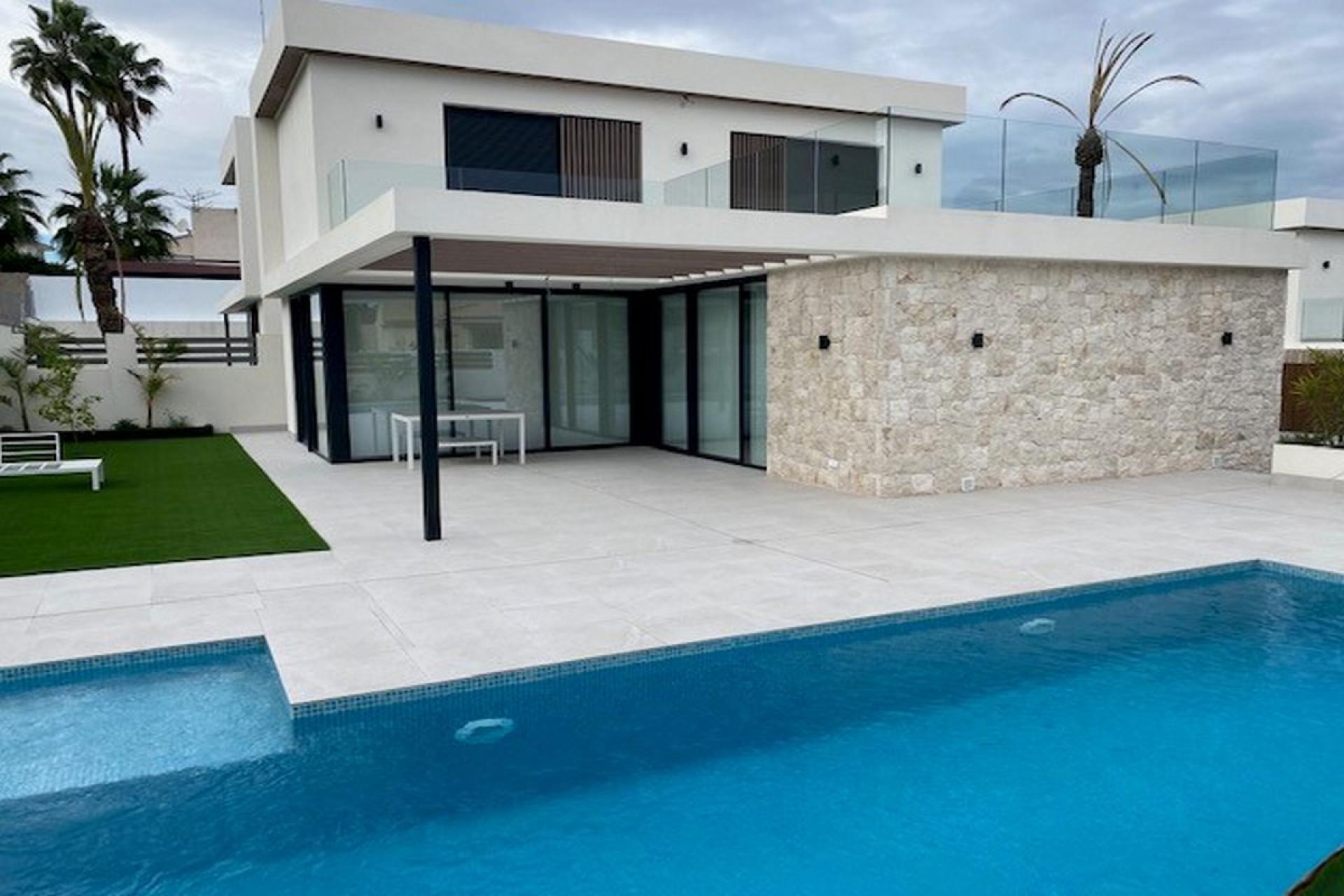 Detached new-build homes in Lomas de Cabo Roig in Medvilla Spanje