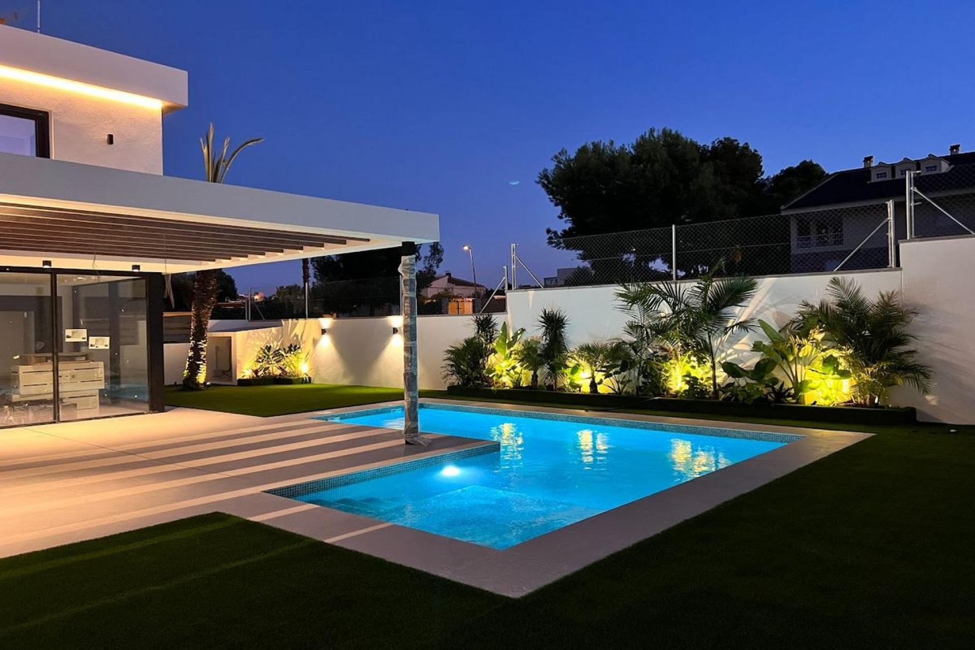 Detached new-build homes in Lomas de Cabo Roig in Medvilla Spanje