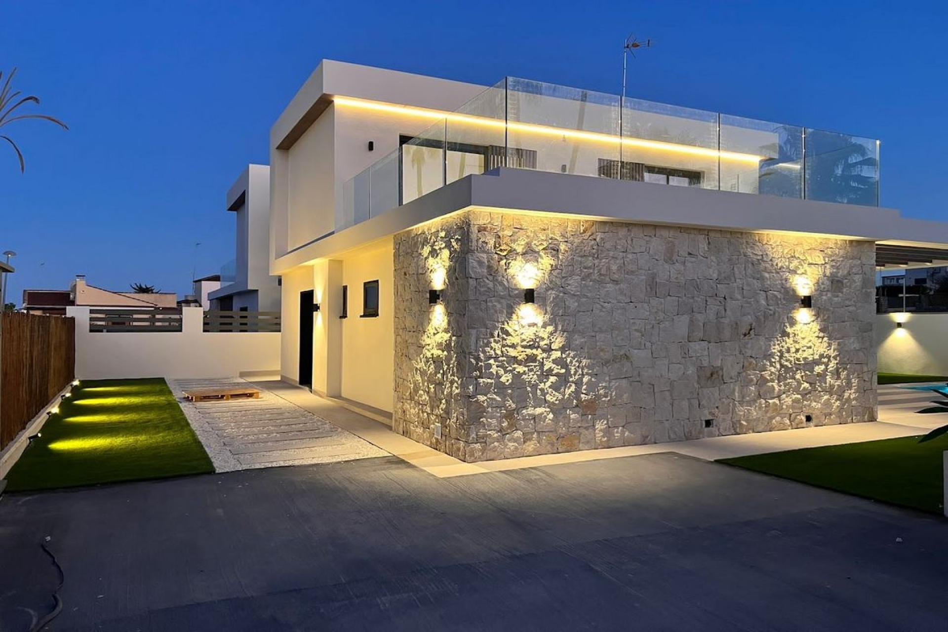 Detached new-build homes in Lomas de Cabo Roig in Medvilla Spanje