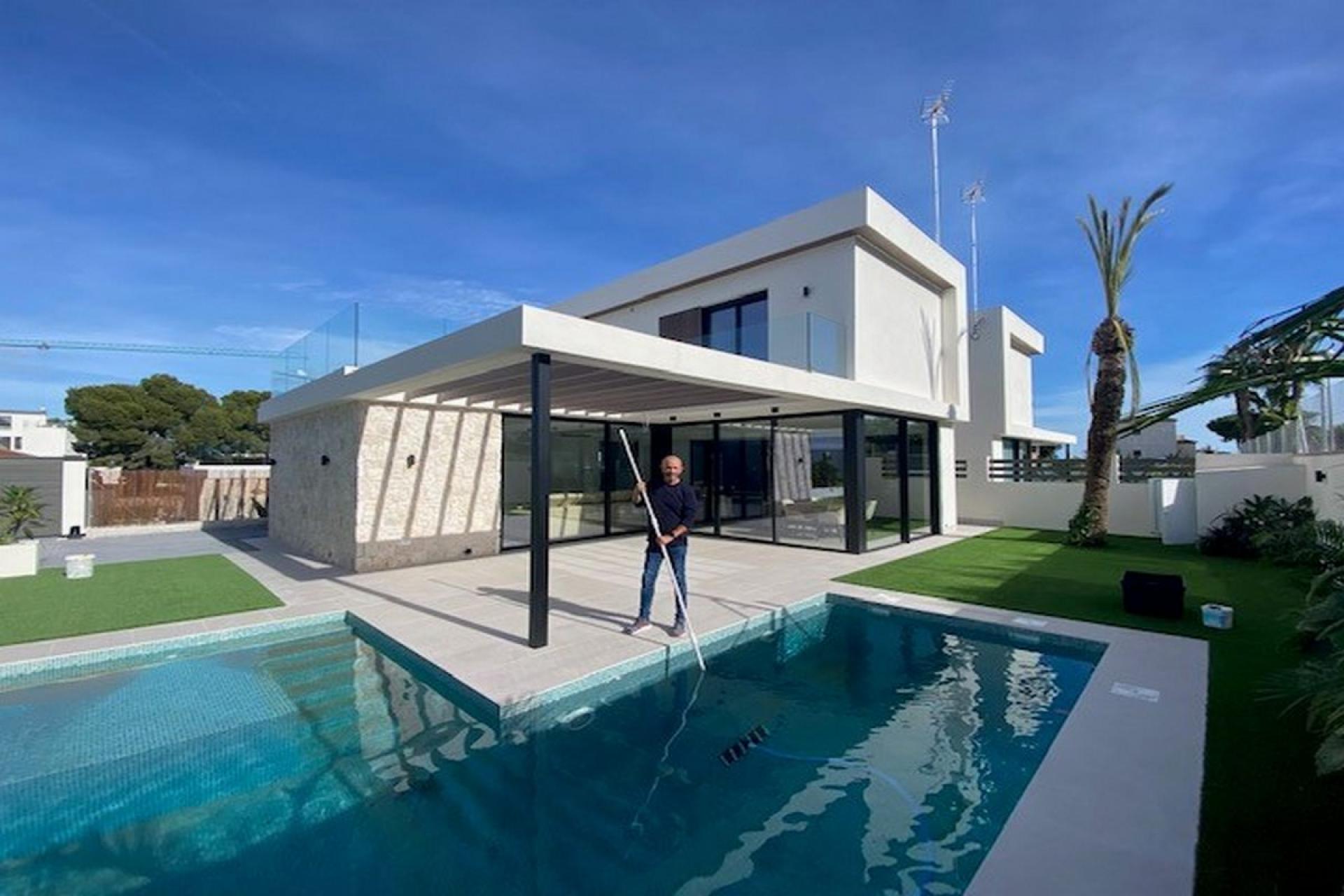 Detached new-build homes in Lomas de Cabo Roig in Medvilla Spanje