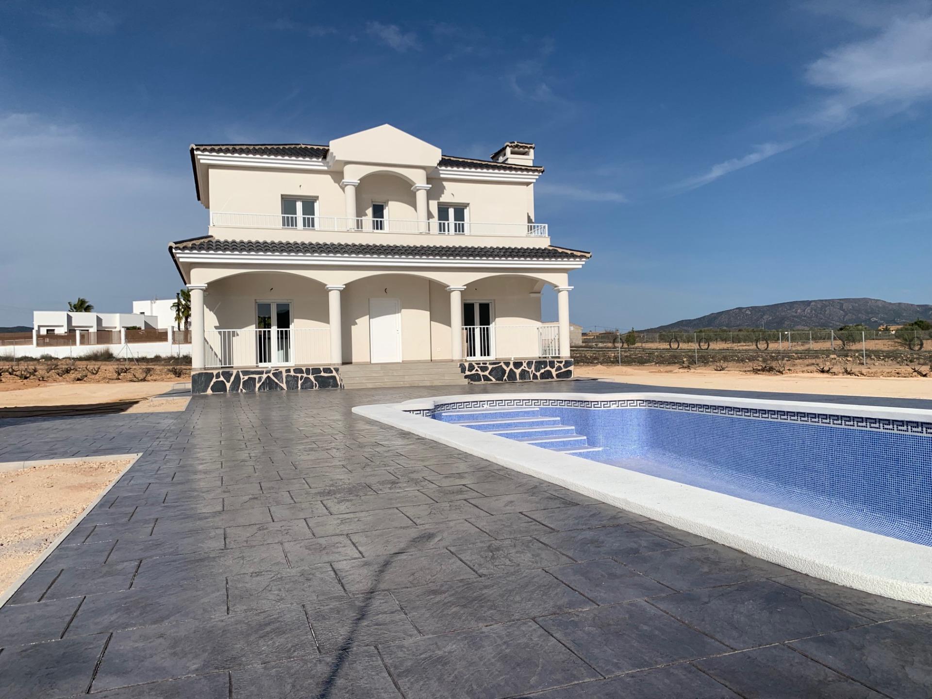 Luxury New Villas with Pool inc. land, licences & legalities in Alicante, Pinoso in Medvilla Spanje