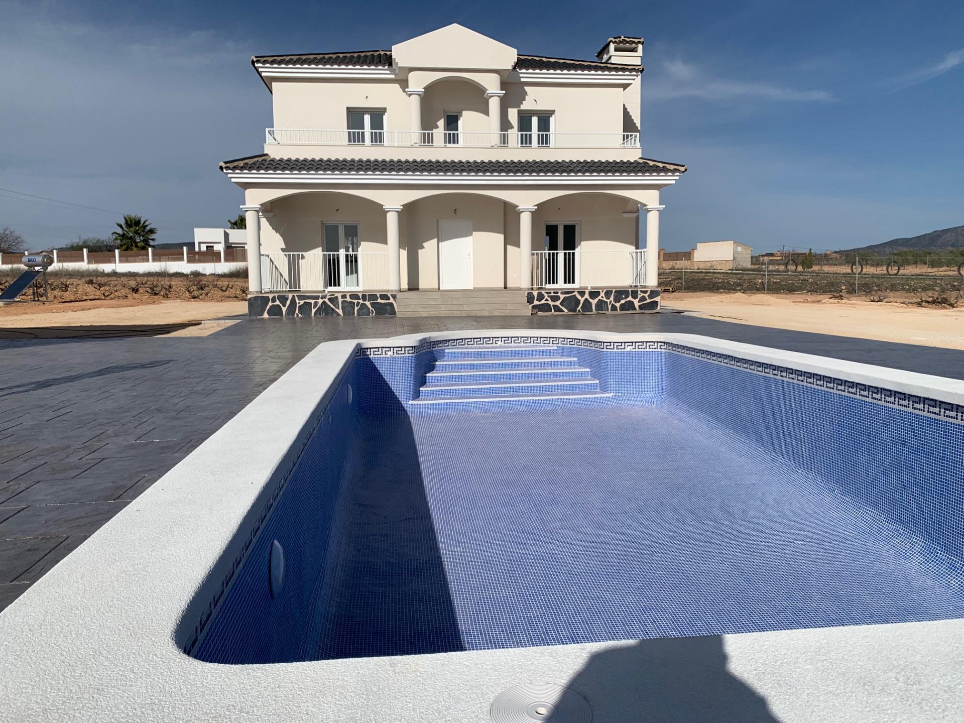 Luxury New Villas with Pool inc. land, licences & legalities in Alicante, Pinoso in Medvilla Spanje