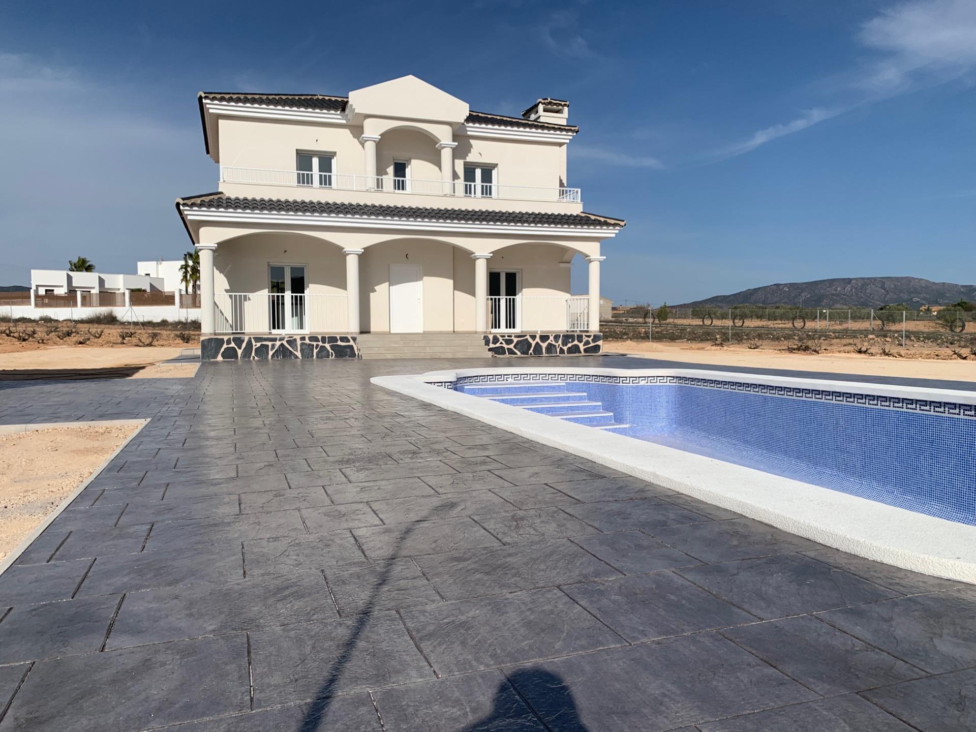 Luxury New Villas with Pool inc. land, licences & legalities in Alicante, Pinoso in Medvilla Spanje