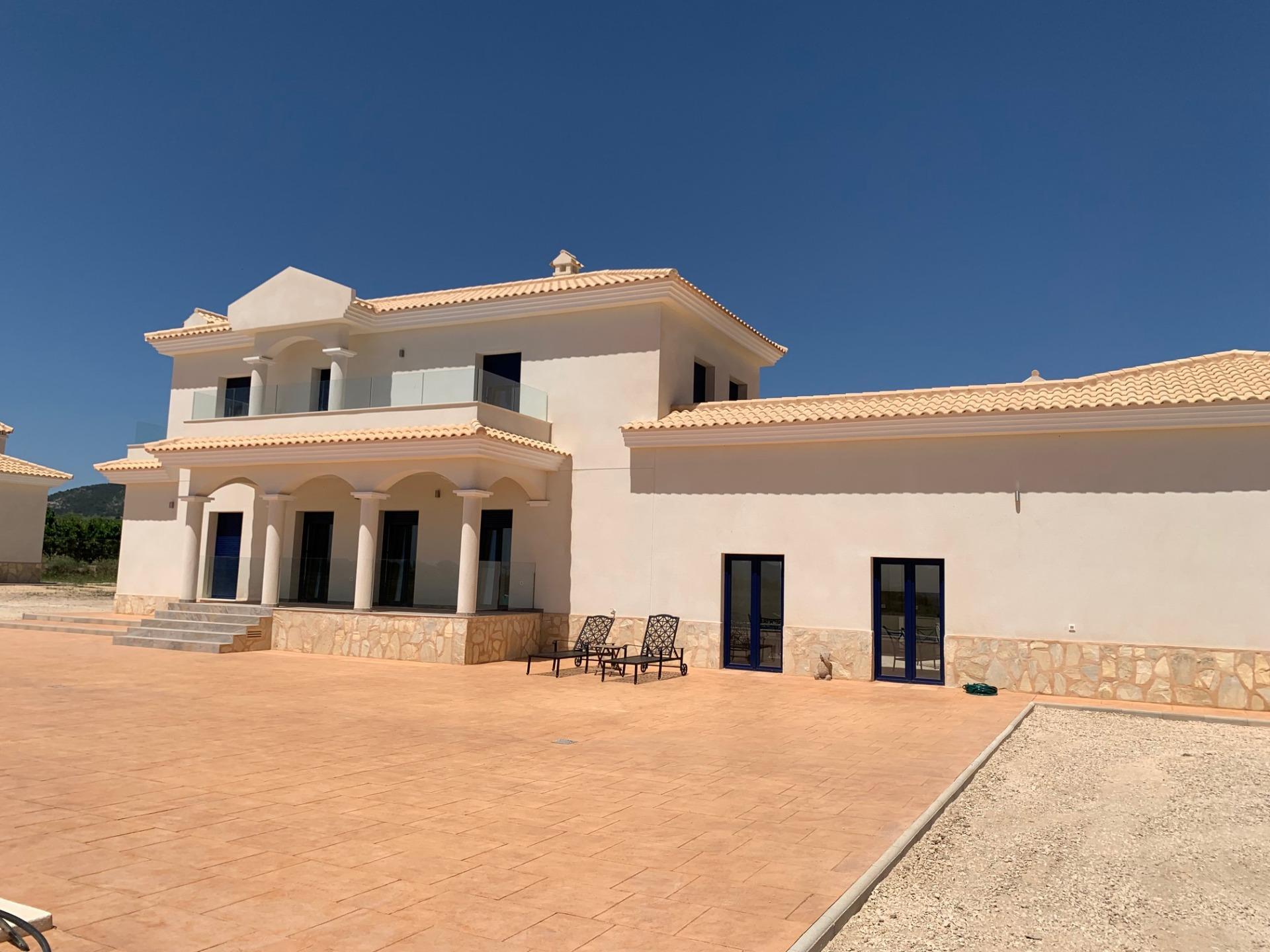 Luxury New Villas with Pool inc. land, licences & legalities in Alicante, Pinoso in Medvilla Spanje