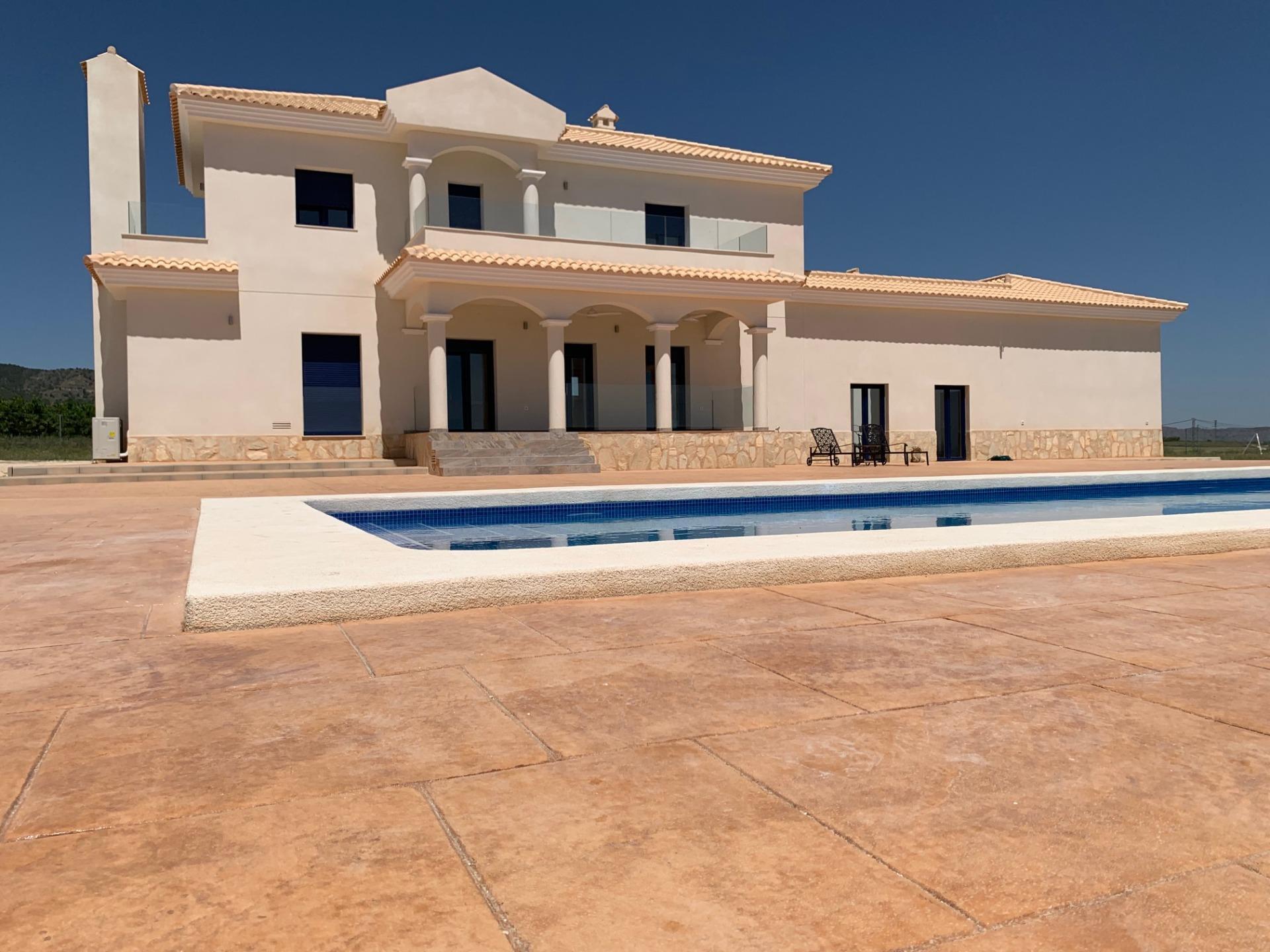 Luxury New Villas with Pool inc. land, licences & legalities in Alicante, Pinoso in Medvilla Spanje