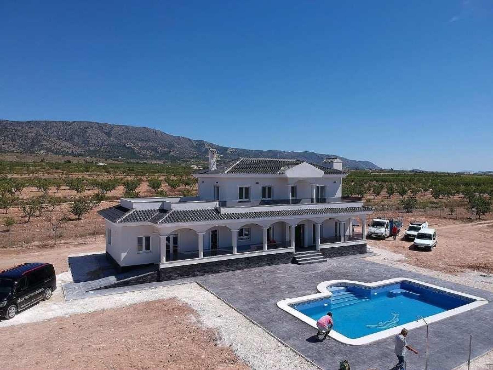 Luxury New Villas with Pool inc. land, licences & legalities in Alicante, Pinoso in Medvilla Spanje