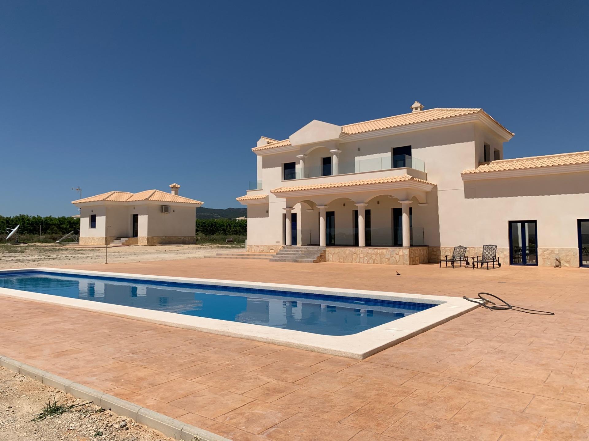 Luxury New Villas with Pool inc. land, licences & legalities in Alicante, Pinoso in Medvilla Spanje