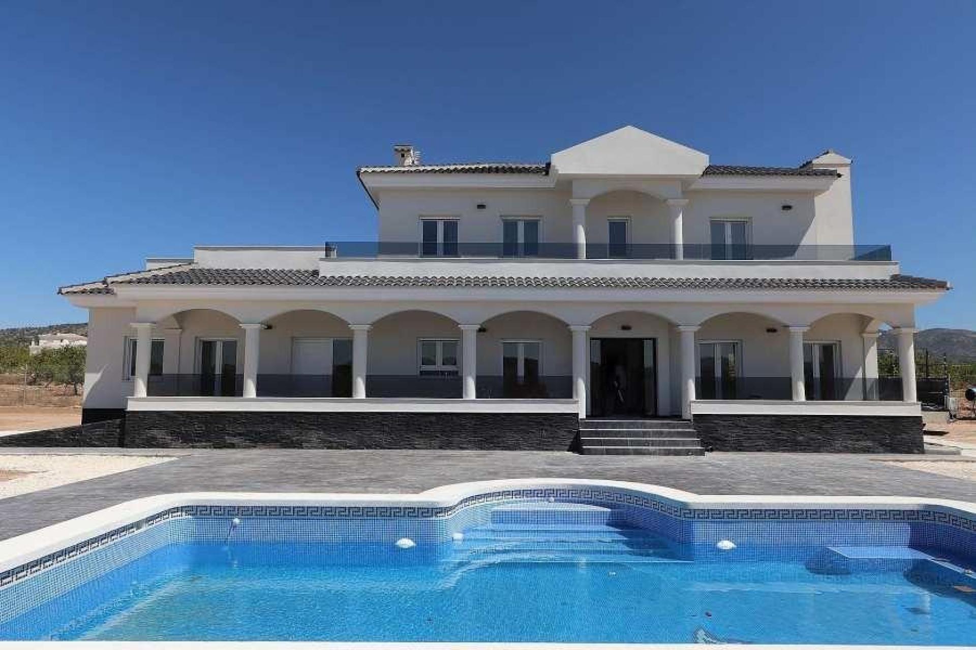 Luxury New Villas with Pool inc. land, licences & legalities in Alicante, Pinoso in Medvilla Spanje