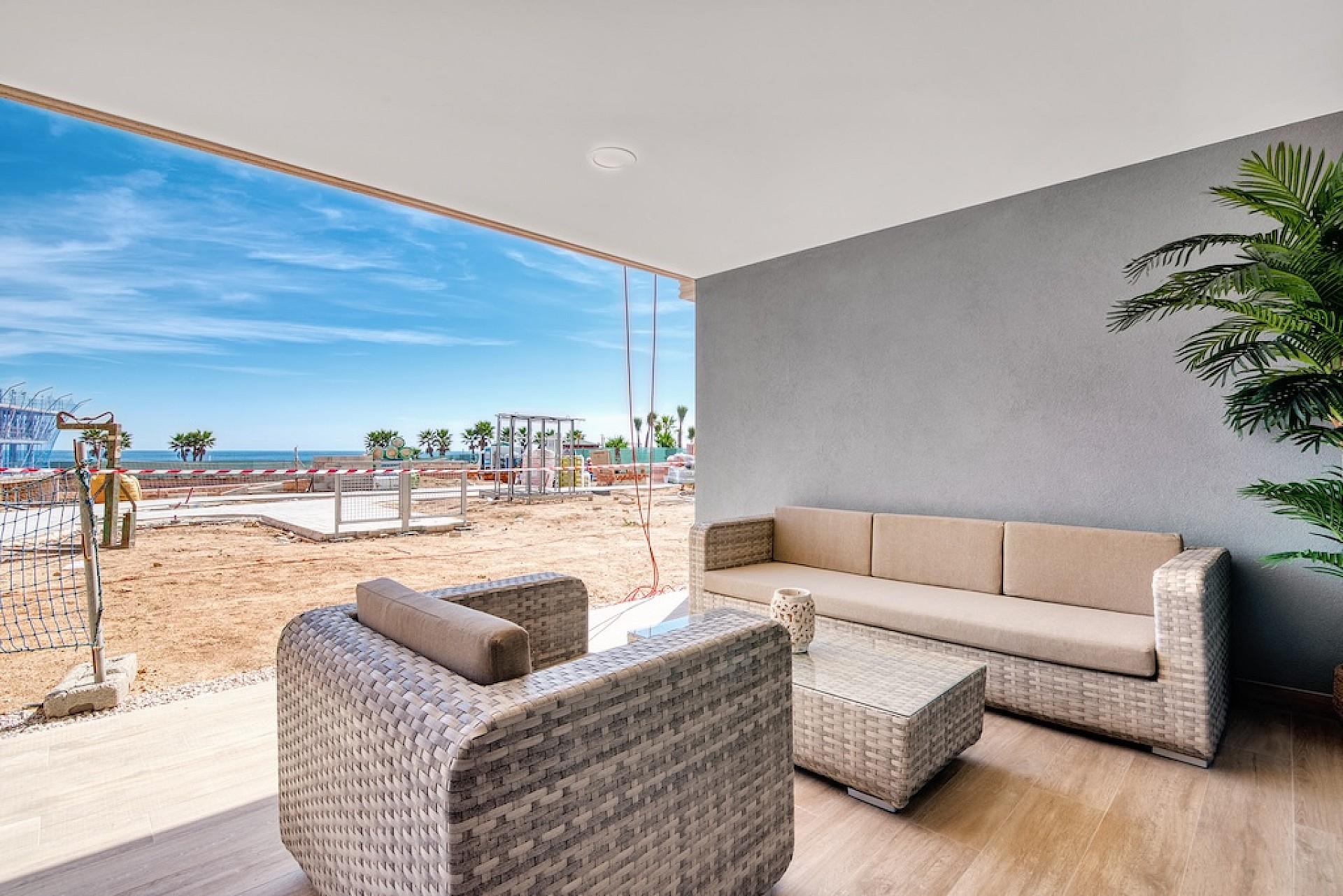 Apartments for sale on the first line of the sea and the beach in Punta Prima in Medvilla Spanje