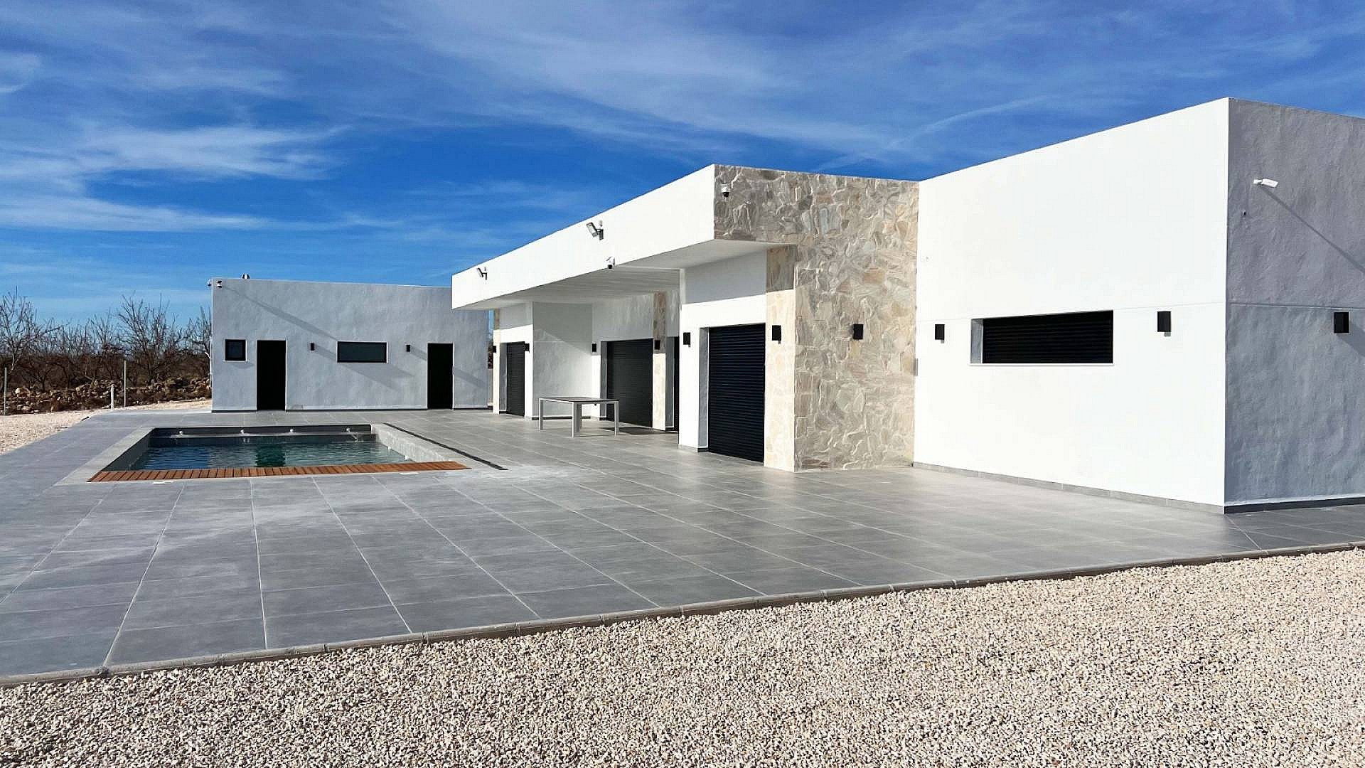 Detached villa with pool under construction in Novelda in Medvilla Spanje