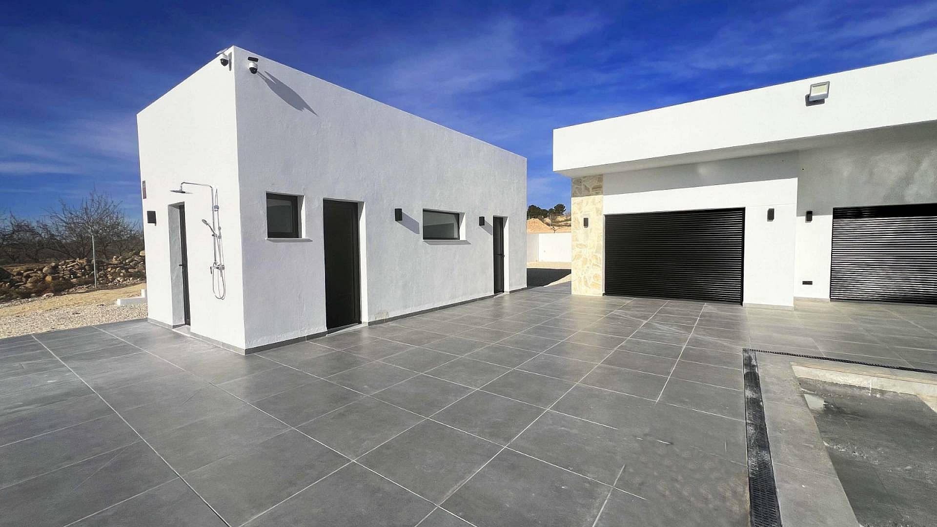 Detached villa with pool under construction in Novelda in Medvilla Spanje